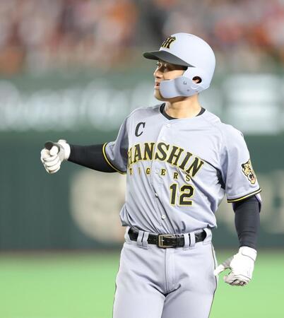 ８回、中前に同点打を放ち、ベンチへ向かって手を上げる坂本（撮影・西岡正）