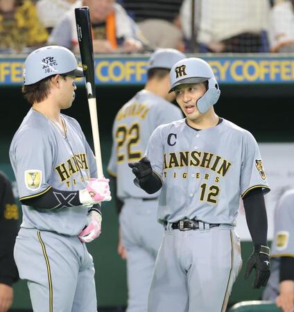 ９回、生還した後、浜田（左）にアドバイスする坂本（撮影・西岡正）