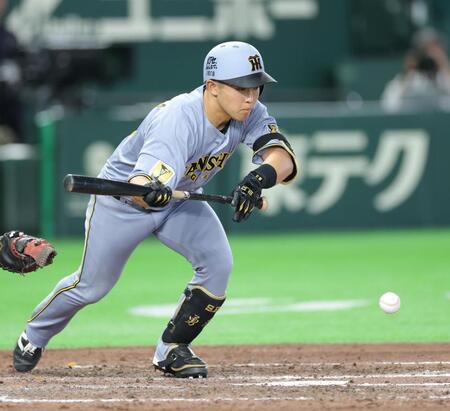 ８回、犠打を決める中川（撮影・西岡正）