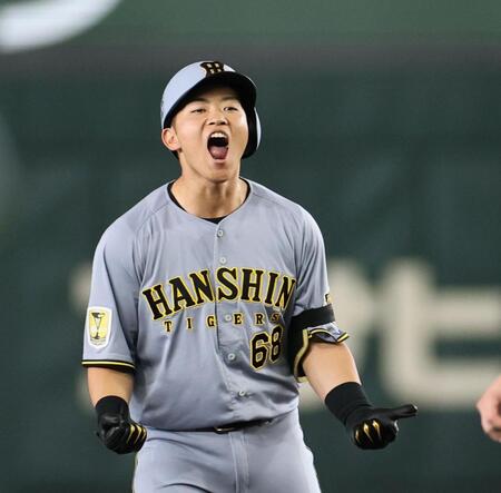 ３回、２点適時打を放った中川は塁上で雄たけびをあげる（撮影・田中太一）