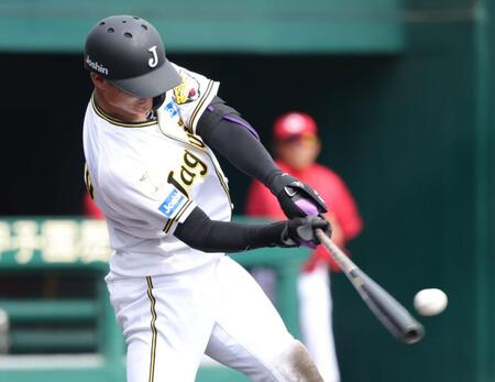 ３回、西純は左翼フェンス直撃の適時二塁打を放つ（撮影・坂部計介）