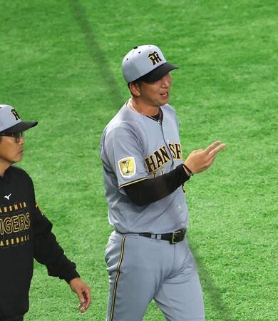 ２回、伏見が死球を受けてグラウンドに出る藤川監督（撮影・佐々木彰尚）