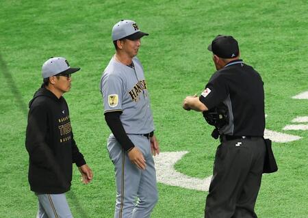 ２回、伏見の死球で川口球審に詰め寄る藤川監督（撮影・佐々木彰尚）