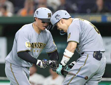 　手を合わせた後、互いに気合いを入れる森下（左）と佐藤輝（撮影・田中太一）