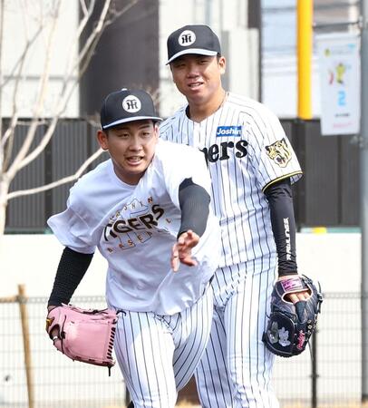 ノックを受ける伊原（右は村上）＝撮影・山口登