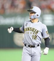 ８回、中前に同点打を放ち、ベンチへ向かって手を上げる坂本（撮影・西岡正）