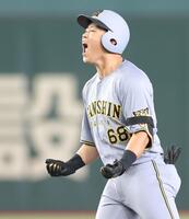 ３回、２点二塁打を放ち、ベンチへ向かってほえる中川（撮影・西岡正）