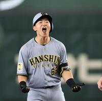 ３回、２点適時打を放った中川は塁上で雄たけびをあげる（撮影・田中太一）