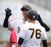 ２回、左前打をは左前打を放ち、ベンチに向かって「ジャガーポーズ」（？）をする（撮影・坂部計介）