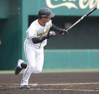 ２回表阪神無死、阪神・西純矢は左前打を放つ（撮影・坂部計介）