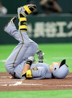 　２回、死球を受け、倒れ込む伏見