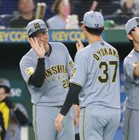 及川（右）とタッチを交わす藤川監督（撮影・西岡正）