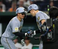 ９回、ソロを放った森下は佐藤輝と手を合わせる（撮影・田中太一）