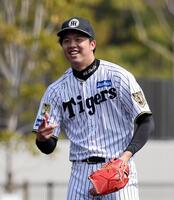 キャッチボールする才木（撮影・山口登）