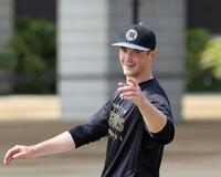 練習中、笑顔を見せるルーカス（撮影・山口登）