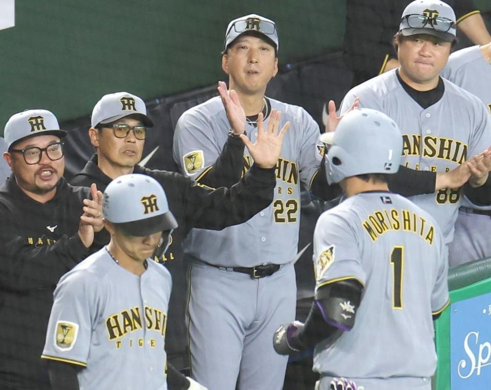 ９回、左越えにソロを放った森下を出迎える藤川監督（撮影・佐々木彰尚）