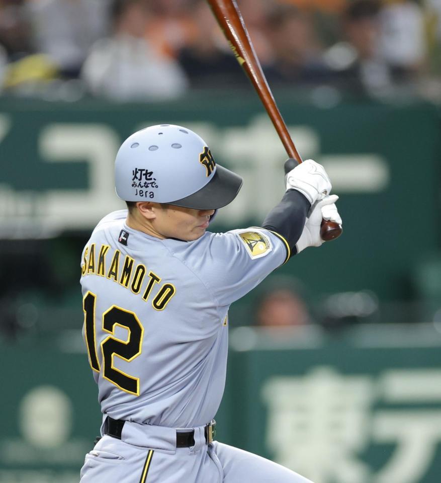 ８回、中前に同点打を放つ坂本（撮影・西岡正）