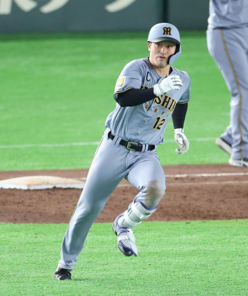 ９回阪神２死二、三塁、２点三塁打を放つ阪神・坂本誠志郎＝東京ドーム（撮影・金田祐二）