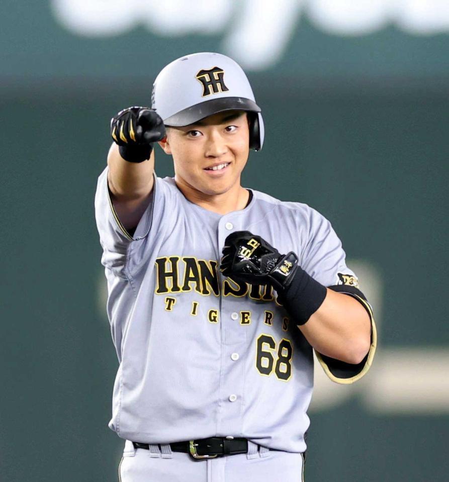 　３回、２点二塁打を放ち、ポーズを決める中川（撮影・西岡正）