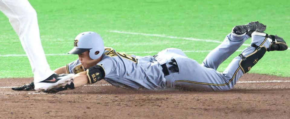 　８回、送りバントを決め一塁へヘッドスライディングの中川（撮影・金田祐二）