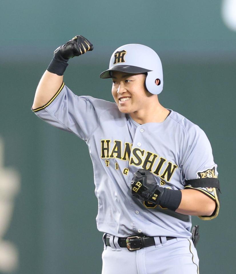 ３回、２点二塁打を放ち、ベンチへ向かってポーズを決める中川（撮影・西岡正）