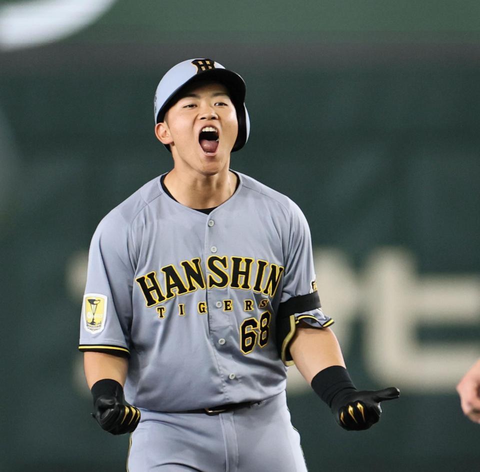 ３回、２点適時打を放った中川は塁上で雄たけびをあげる（撮影・田中太一）