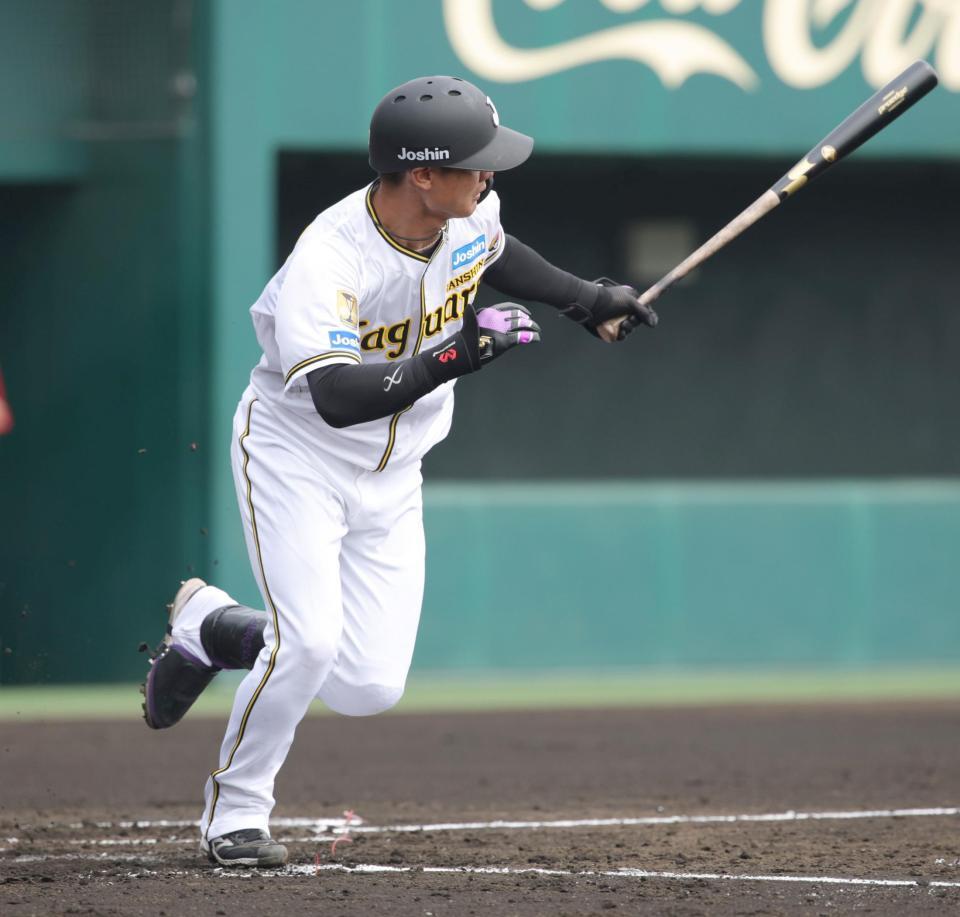 ２回表阪神無死、阪神・西純矢は左前打を放つ（撮影・坂部計介）