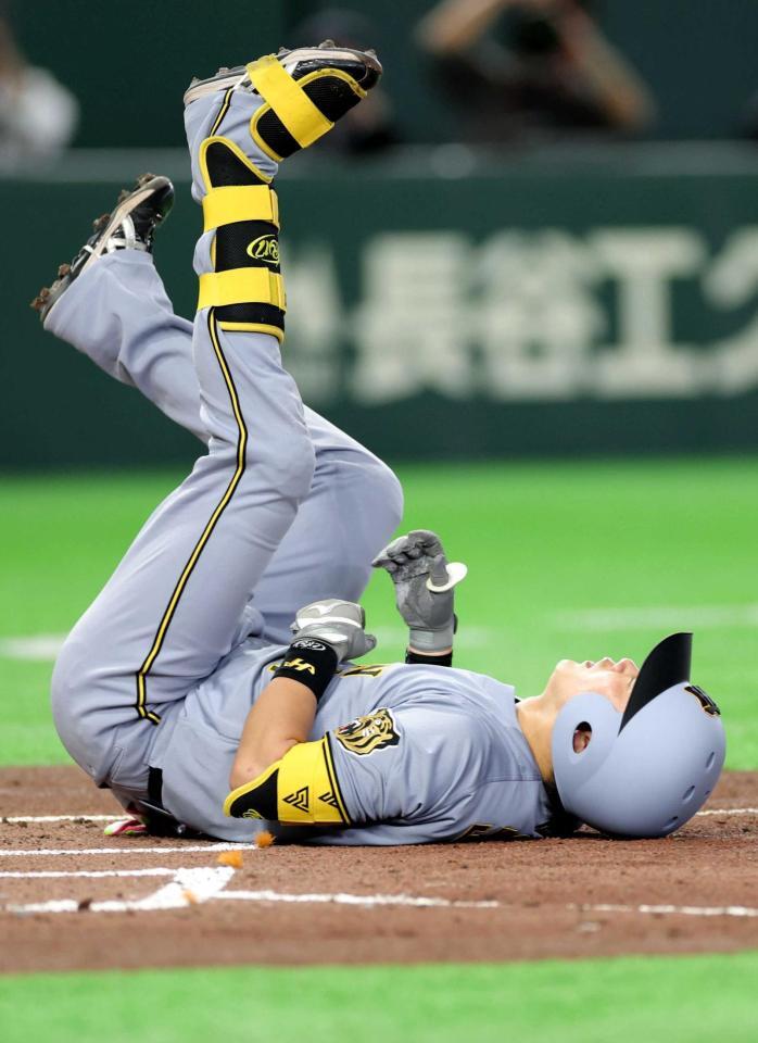 　２回、死球を受け、倒れ込む伏見