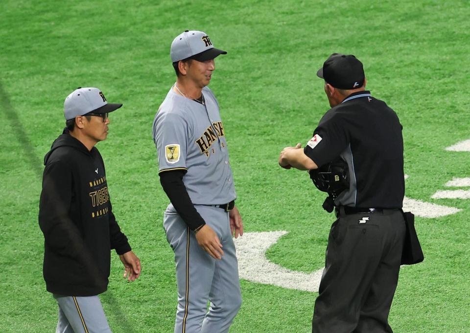 ２回、伏見の死球で川口球審に詰め寄る藤川監督（撮影・佐々木彰尚）