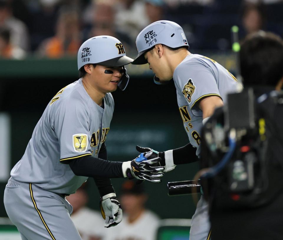 ９回、ソロを放った森下は佐藤輝と手を合わせる（撮影・田中太一）