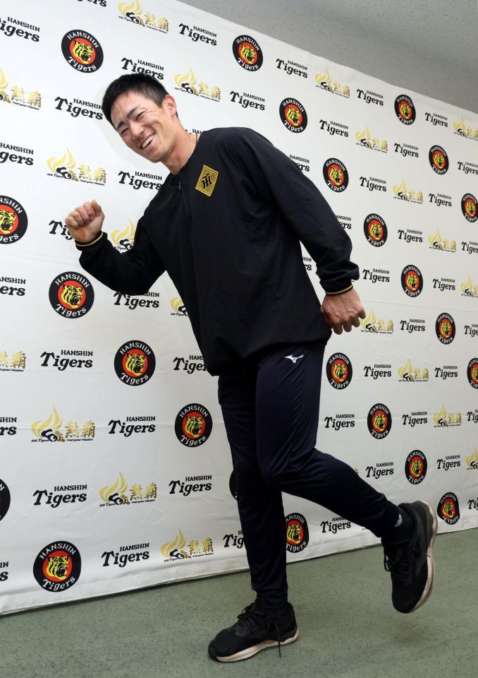 支配下登録され、笑顔でポーズを決める福島（撮影・山口登）