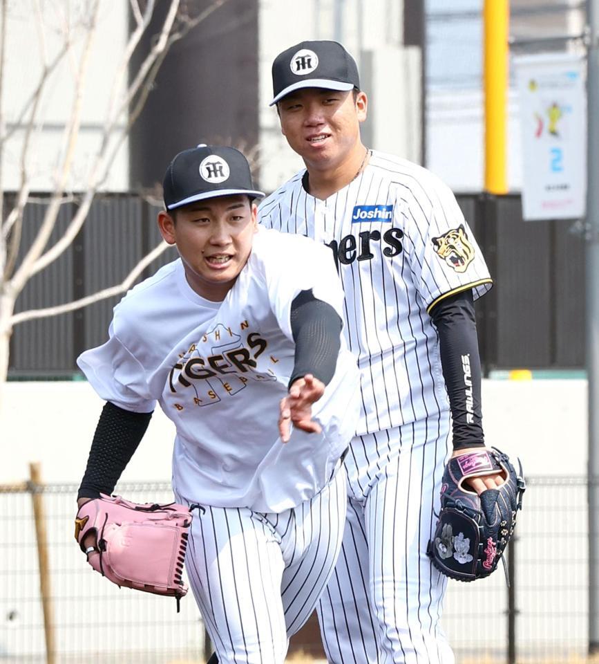 ノックを受ける伊原（右は村上）＝撮影・山口登