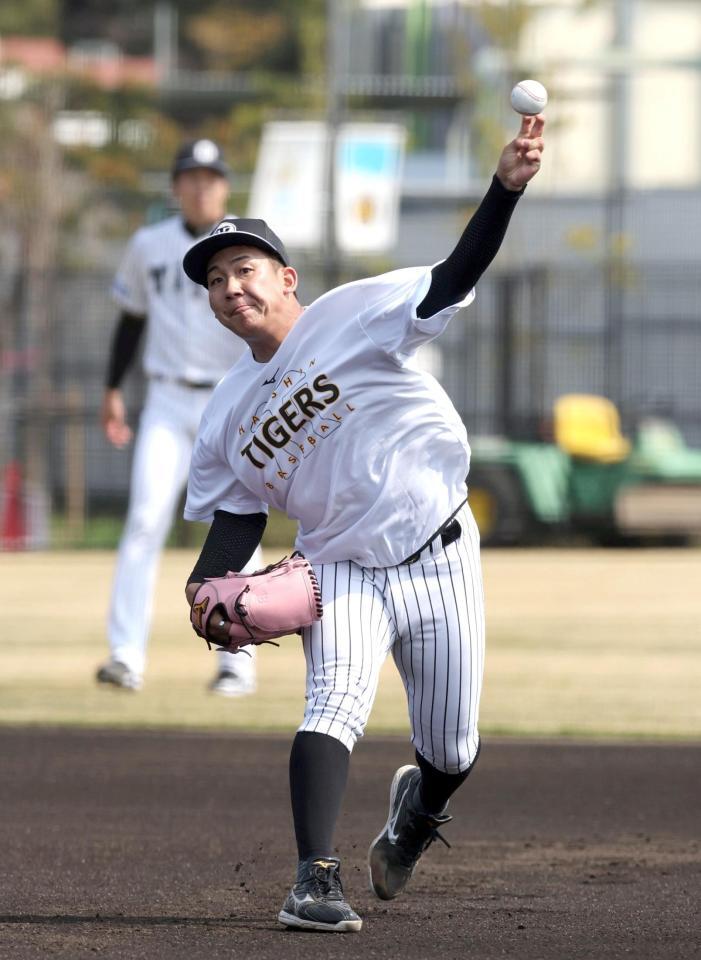 キャッチボールする伊原（撮影・山口登）