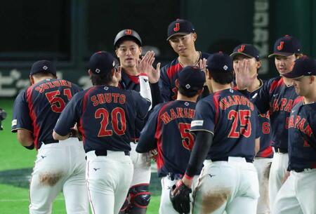 　ＷＢＣの台湾戦で勝利し、ナインとタッチを交わす坂本（左から３人目）＝６日