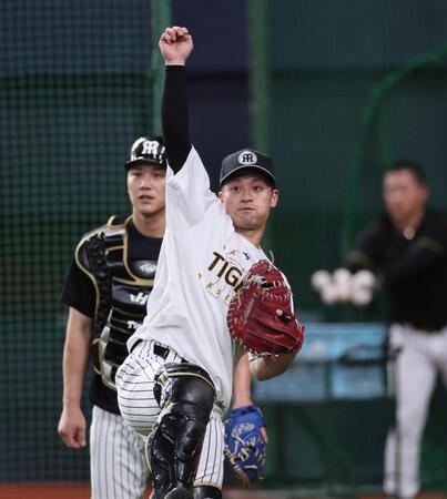 スローイングの練習をする坂本（手前）と伏見（撮影・田中太一）