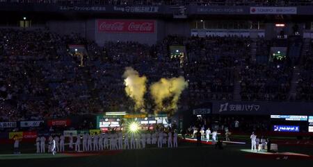 選手紹介でグラウンドに整列する阪神ナイン（撮影・山口登）