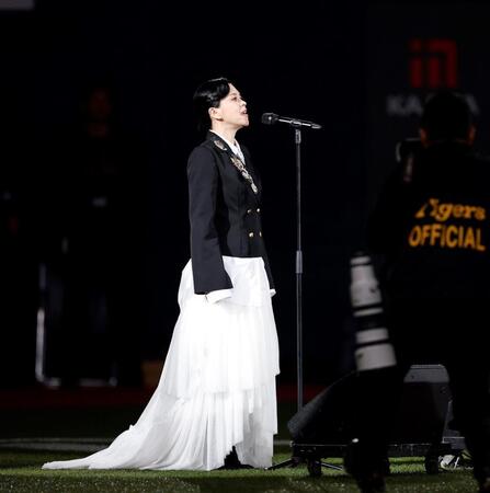 国歌独唱をする小柳ゆき（撮影・西田忠信）