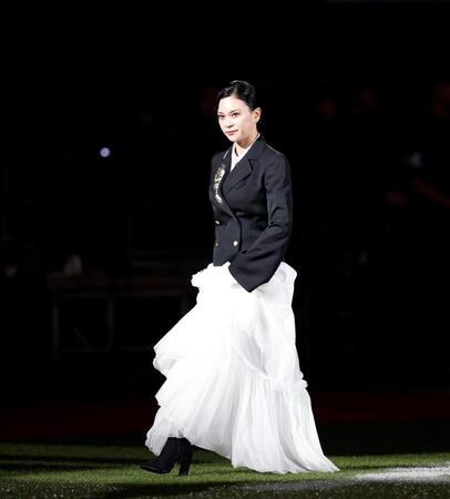 国歌独唱をした小柳ゆき（撮影・西田忠信）