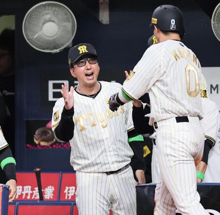 ５回、生還した木浪を迎える藤川監督（撮影・田中太一）