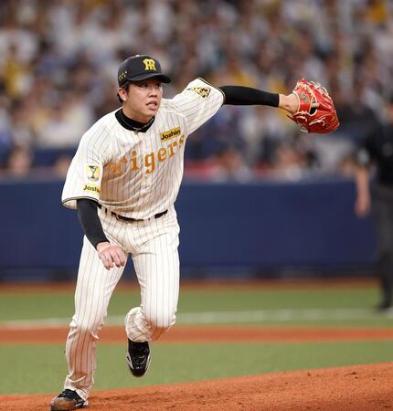 １回ＤｅＮＡ２死一塁、ＤｅＮＡ・佐野恵太の打球で駆け出す阪神・才木浩人＝京セラドーム（撮影・西田忠信）