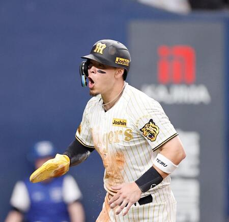 ６回、生還した佐藤輝（撮影・西田忠信）