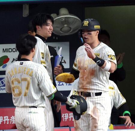 ６回、犠飛を放った高寺（左）とタッチする佐藤輝（撮影・山口登）