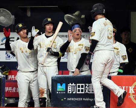 ６回、生還した大山を迎える森下、近本ら（撮影・田中太一）