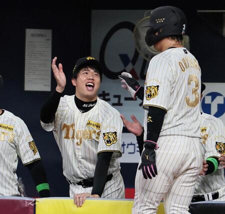 ６回、生還した大山を迎える才木（撮影・田中太一）