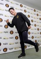 　支配下登録され、笑顔でポーズを決める福島（撮影・山口登）