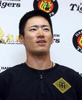 支配下登録され、会見で笑顔を見せる福島（撮影・山口登）