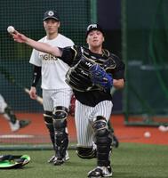 スローイングの練習をする伏見（撮影・田中太一）