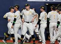 特製ユニホームでウォーミングアップをする佐藤輝（撮影・田中太一）