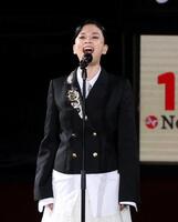 国歌を独唱する小柳ゆき（撮影・山口登）