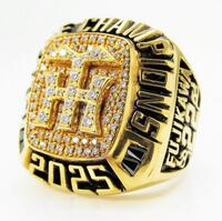 ホーム開幕セレモニーで監督、コーチ、選手に贈呈されるチャンピオンリング（球団提供）